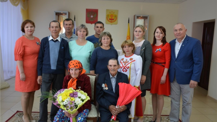 В отделе ЗАГС администрации района семью Петровых поздравили с 65-летием совместной жизни