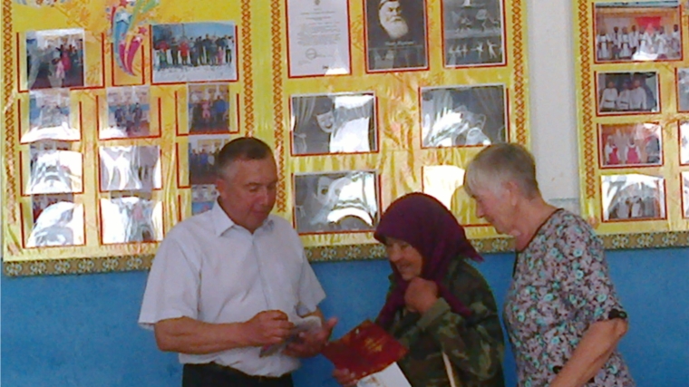 С 90-летием поздравил глава сельского поселения жительницу д.Кожар-Яндоба.