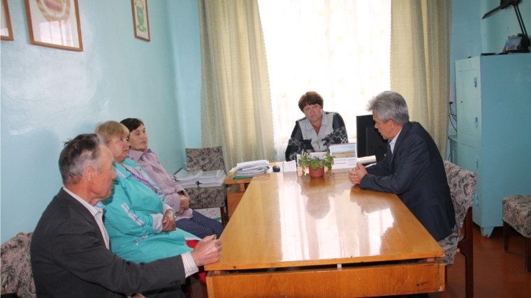 Глава администрации Лев Рафинов ознакомился с социально-экономическими показателями Нижнекумашкинского поселения.