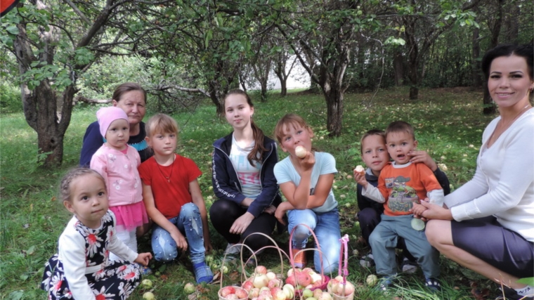 Фольклорный праздник «Яблочное ассорти» в Малотаябинском сельском Доме культуры.