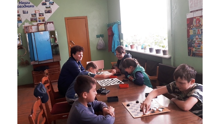С целью организации летнего отдыха и досуга детей и подростков в Тораевском сельском Доме культуры проводят обучение игре в шашки и дружеские шашечные турниры