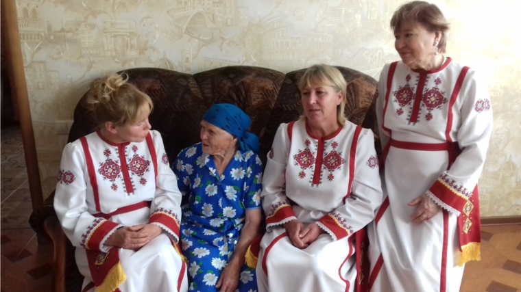 90 лет жительнице деревни Старое Акташево Курчаткиной Елене Егоровне