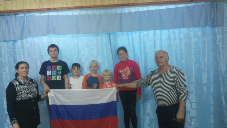 Час информации "Государственный флаг РФ" в Вомбакасинском СК