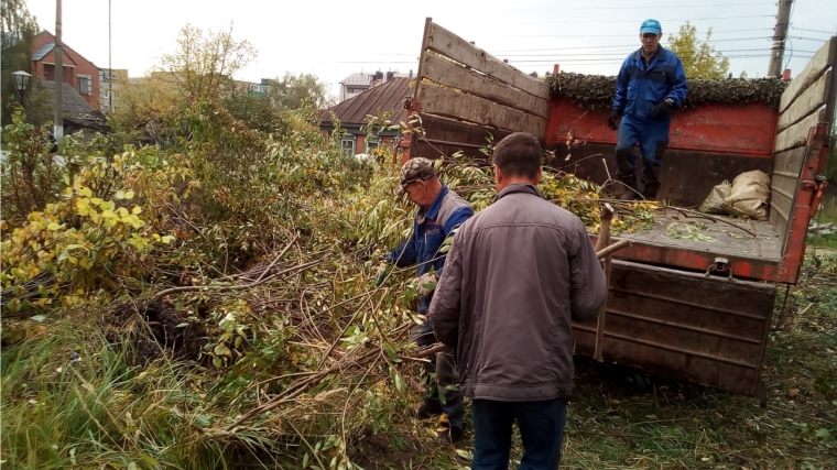 Рабочие по благоустройству территории администрации Вурнарского городского поселения оказывают посильную помощь в реконструкции Сквера Памяти.