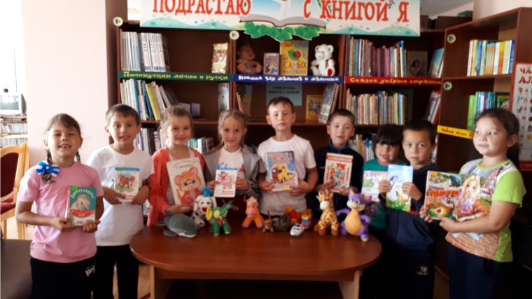 "Сюда приходят дети узнать про все на свете": в Торханской сельской библиотеке прошла экскурсия для первоклассников