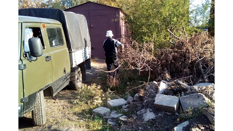 Рабочие администрации продолжают работы по благоустройству территории Вурнарского городского поселения.