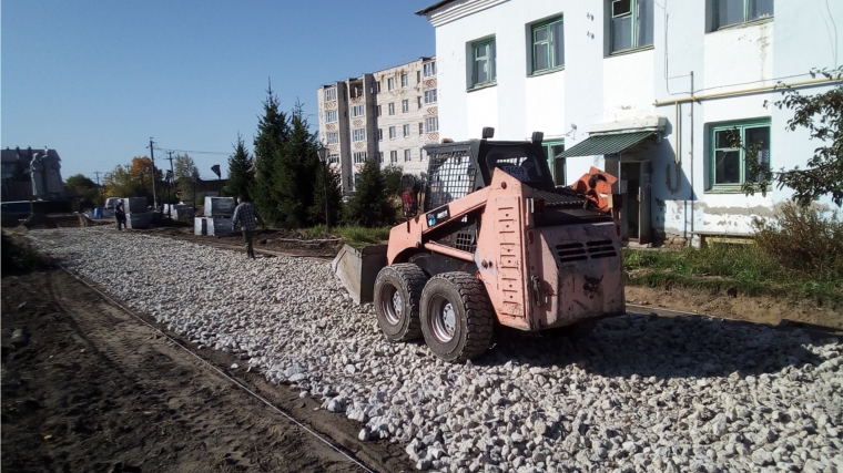 В п. Вурнары ведутся работы по реконструкции Сквера Памяти.