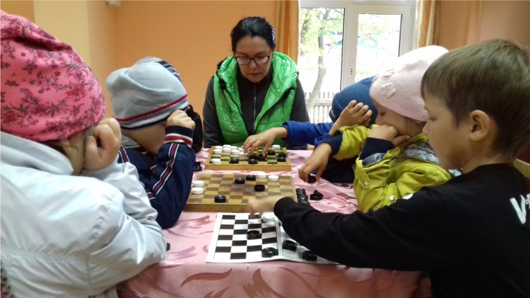 В Б.Карачкинском СК работает кружок «Шашки и шахматы»