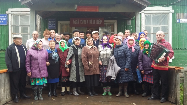 Старшее поколение деревни Хорнзор отметило День пожилых людей
