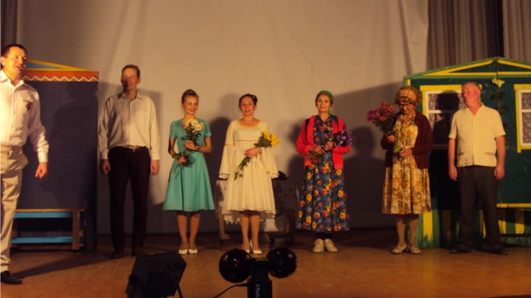 Артисты Академического театра на сцене Сеспельского СДК