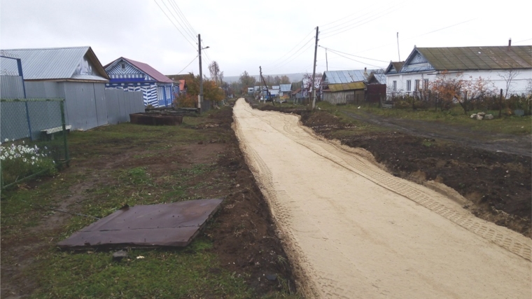 Продолжается строительство уличных автомобильных дорог в деревне Тегешево