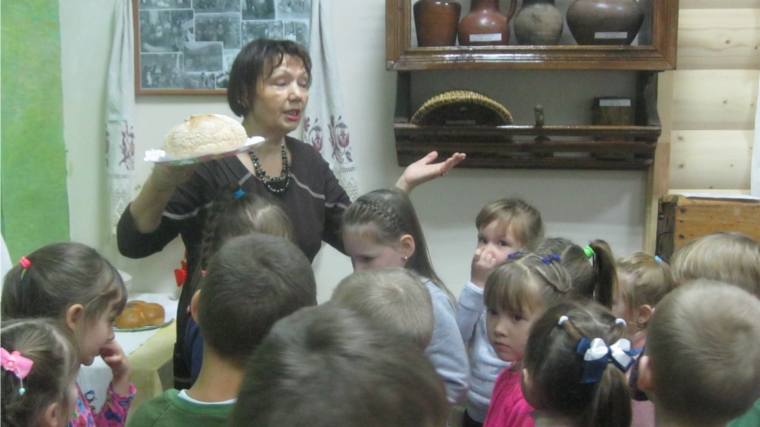 Увлекательными занятиями по теме «Как приходит хлеб на стол» продолжили свою работу сотрудники музея краеведения и истории города Новочебоксарска.