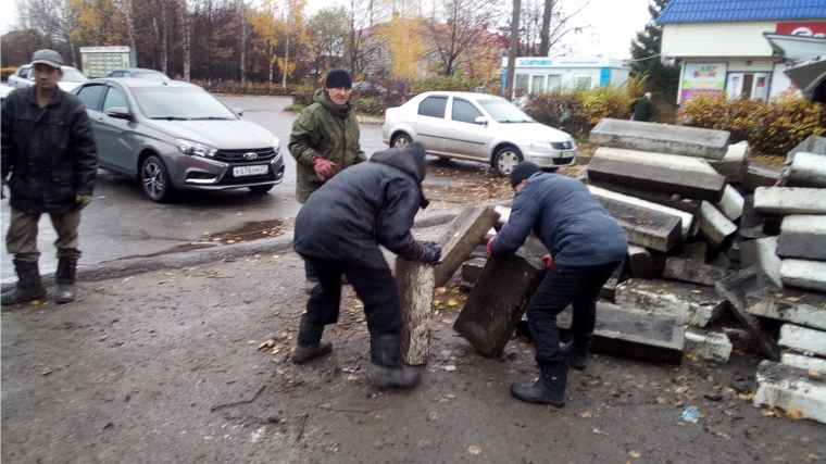 Рабочие по благоустройству территории проводят расчистку территории возле Сквера Памяти.