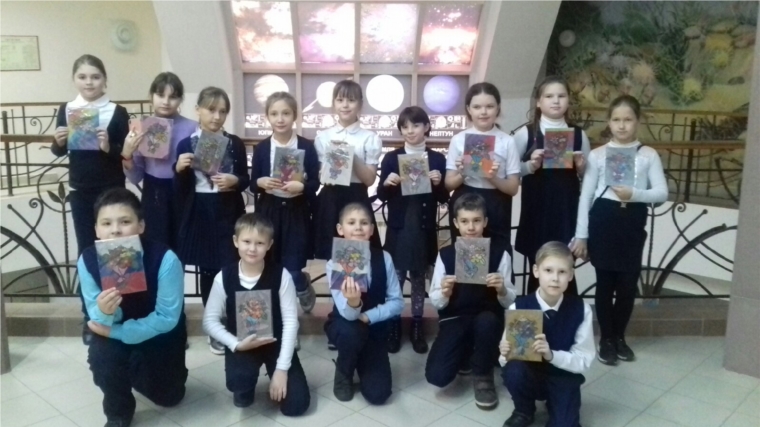 Сегодня, 18 октября, ученики 4Г класса средней школы № 12 побывали в музее краеведения и истории города Новочебоксарска. Сотрудники музея провели для них мастер-класс по рисованию цветным песком.