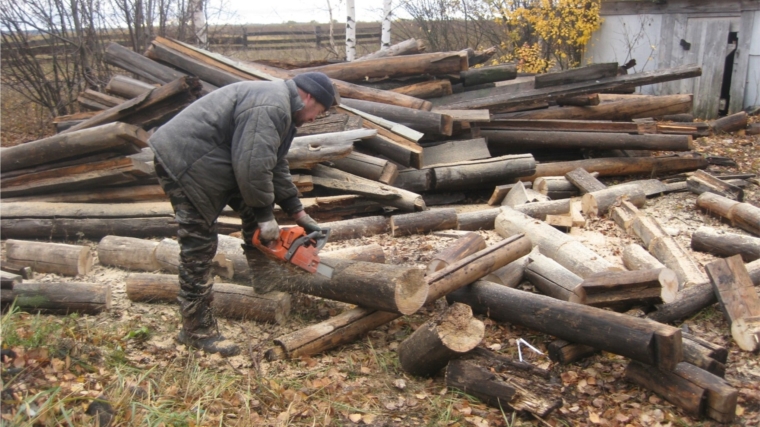 В Кивсерт-Янишевском сельском клубе идёт заготовка дров к отопительному сезону