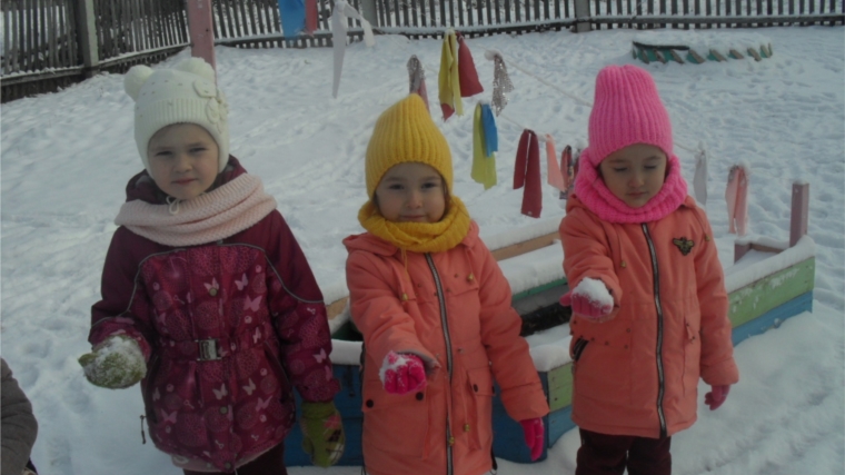 Первый снег - радость детям.