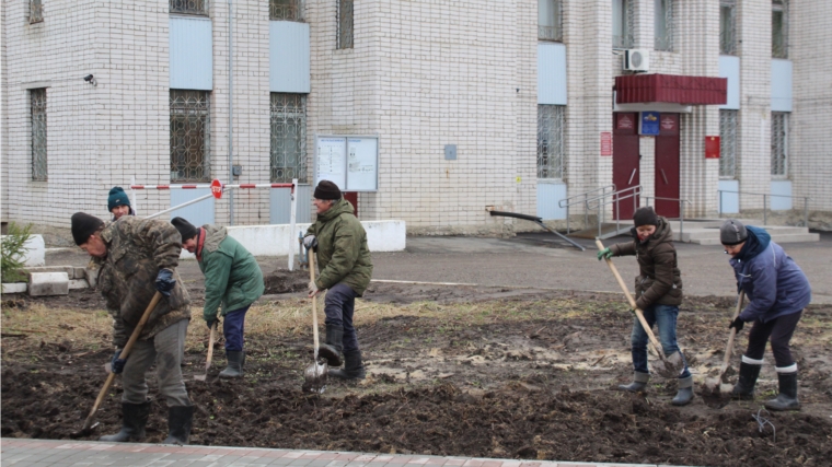 Продолжаются работы по благоустройству территории Вурнарского городского поселения.