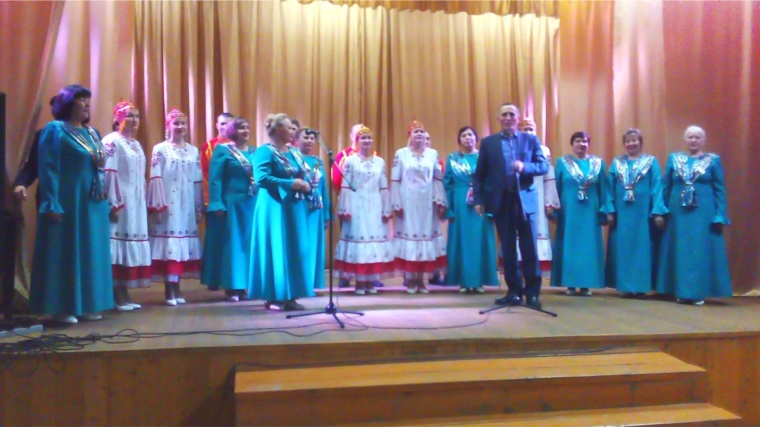 На сцене Нюргечинского СДК -народный вокальный ансамбль «Кубняночка»