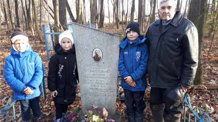 В память о Ф.Ф.Ясковском юные читатели библиотеки вместе с ветераном педагогического труда посетили могилу первого лесничего Торханского лесничества