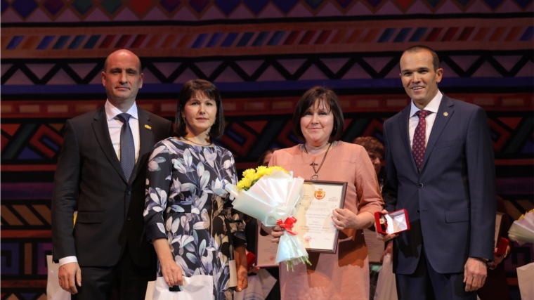 В Чувашском государственном театре оперы и балета состоялось торжественное мероприятие, посвященное Дню матери.