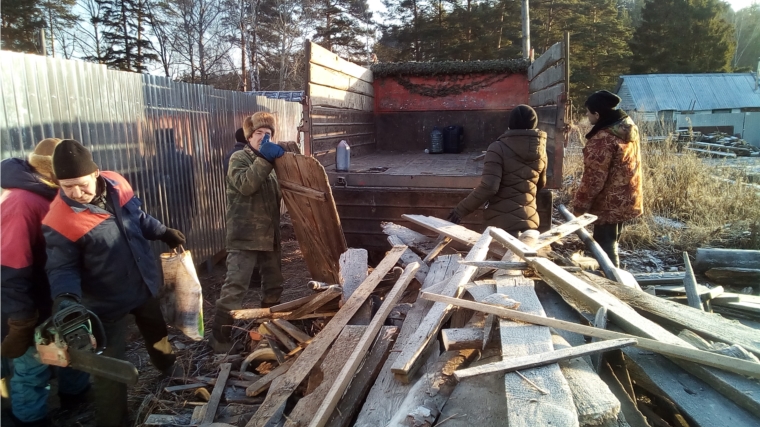 Рабочие по благоустройству территории администрации Вурнарского городского поселения продолжили разбор сараев на ул. Заводская.