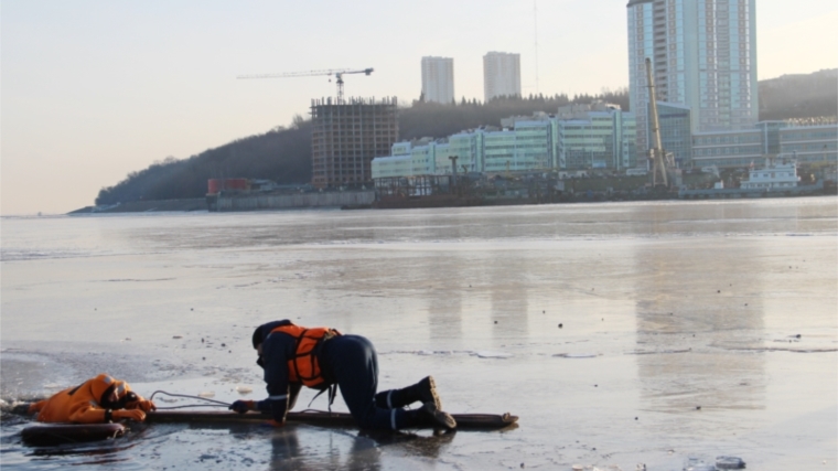 Прочный, но коварный лед: чебоксарские спасатели напомнили рыбакам правила безопасного поведения