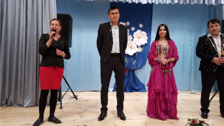 На сцене Новоизамбаевского Дома культуры – артисты чувашской эстрады