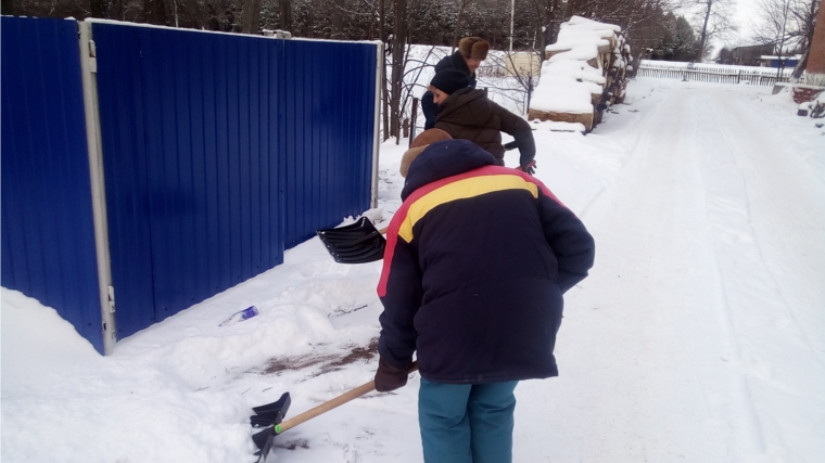 Бригада рабочих администрации Вурнарского городского поселения продолжает борьбу со снегом.