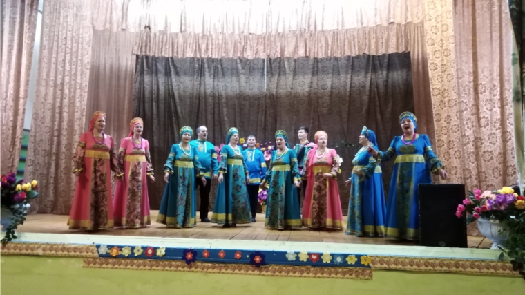В Анаткасинском СК с концертной программой выступил народный ансамбль песни и танца «Шуḉăм»