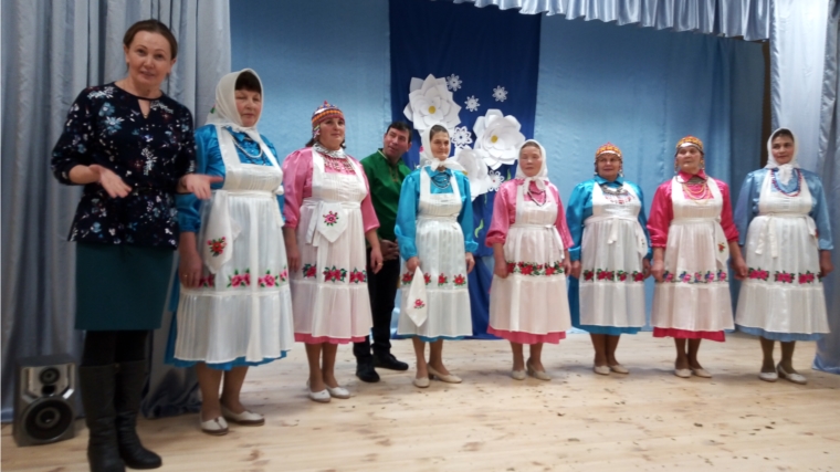 На сцене Новоизамбаевского сельского Дома культуры – фольклорный ансамбль «Çăкал»