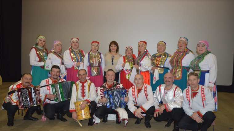 На сцене Районного Дома культуры выступили фольклорный коллектив "Санар" и гармонисты