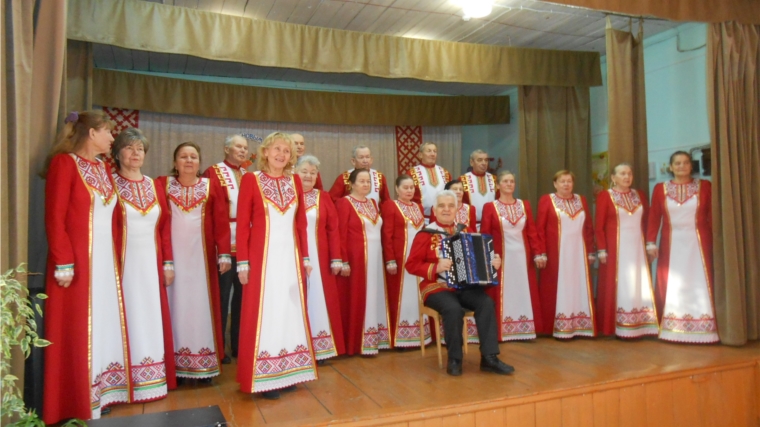 Народный хор ветеранов с концертом в Молгачкасинском сельском клубе.