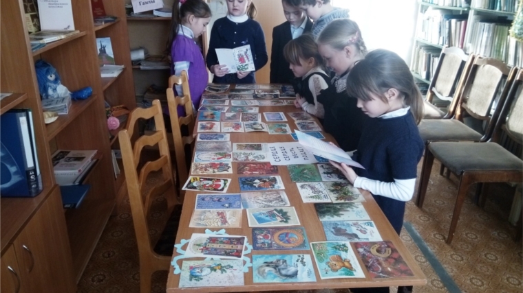 Выставка новогодних и рождественских открыток «Сердце сердцу весть подает» в Алманчинской сельской и школьной библиотеке.