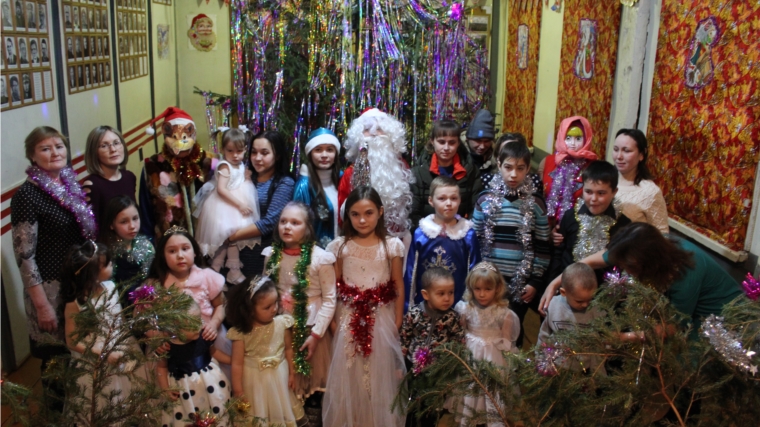 Хорнзорские дети порадовались на Новогоднем театрализованном представлении «В лесу родилась елочка»