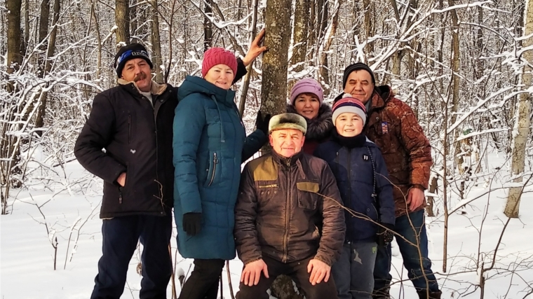 Члены любительского объединения фитнес-клуба «Бодрость» Хорнзорского СК на прогулке в зимнем лесу