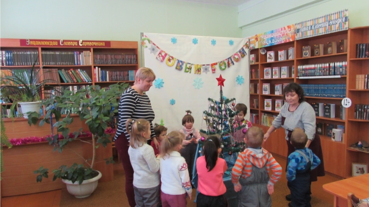 В городской библиотеке–филиале № 3 им. М. Сеспеля прошел день новогодних забав «Новый год шагает по планете»