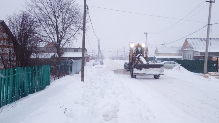 В Вурнарском городском поселении продолжается уборка снега.