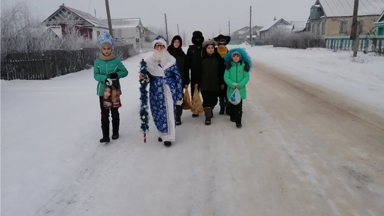в деревне Старый Сундырь молодежь и дети колядуют