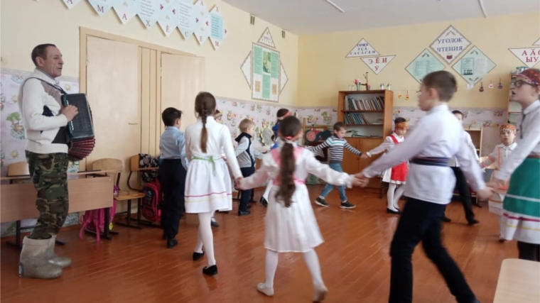 Работники Ойкас-Кибекского СДК проводят репетиции с учащимися начальных классов МБОУ «Вурман-Кибекская СОШ»