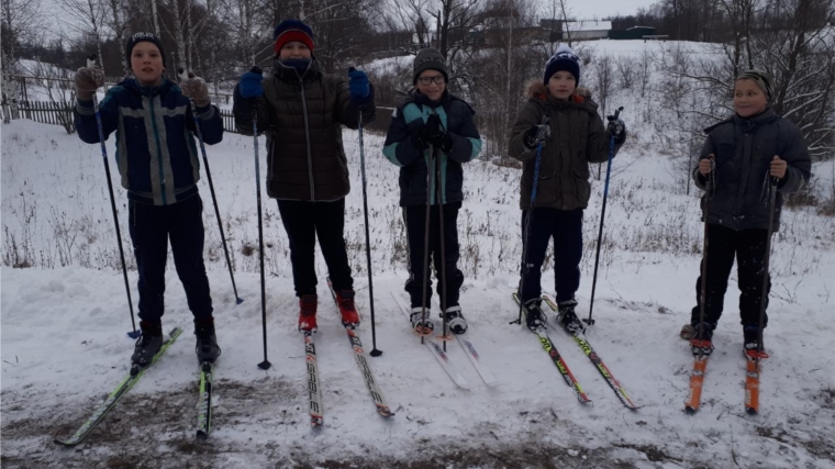 Зимние забавы для детей "Лыжи сами едут"