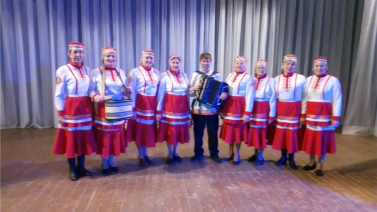 В Шумшевашском сельском Доме культуры выступил фольклорный коллектив "Сурпан"