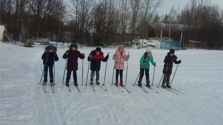 В Акрамово организовали для детей катание на лыжах