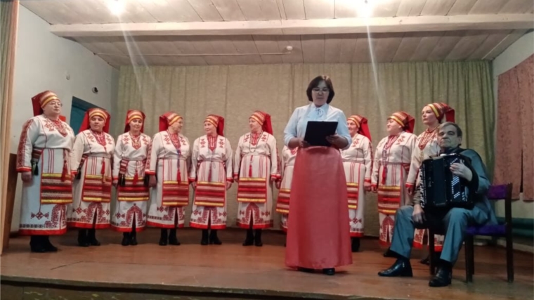 На сцене народный мордовский ансамбль «Умарина»