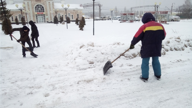 В Вурнарском городском поселении продолжается расчистка тротуаров от снега.