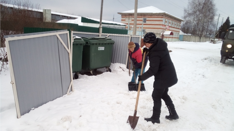 В Вурнарском городском поселении ведутся работы по расчистке контейнерных площадок от снега.