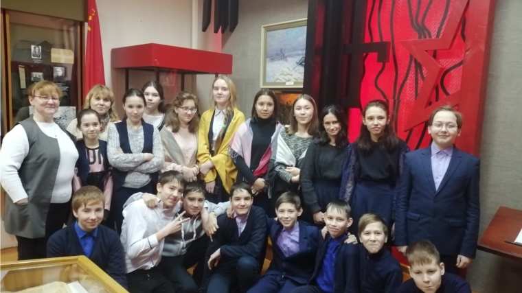 Экскурсия по залам школьниками Шоркистринской СОШ