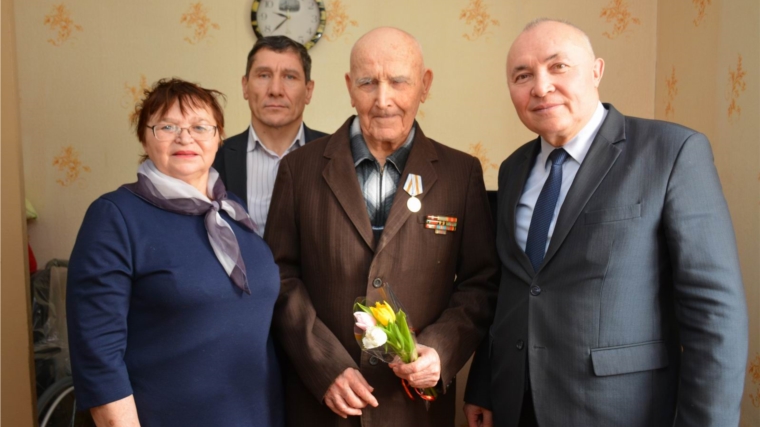 Глава администрации района вручил юбилейные памятные медали 5 ветеранам в поселке Вурнары