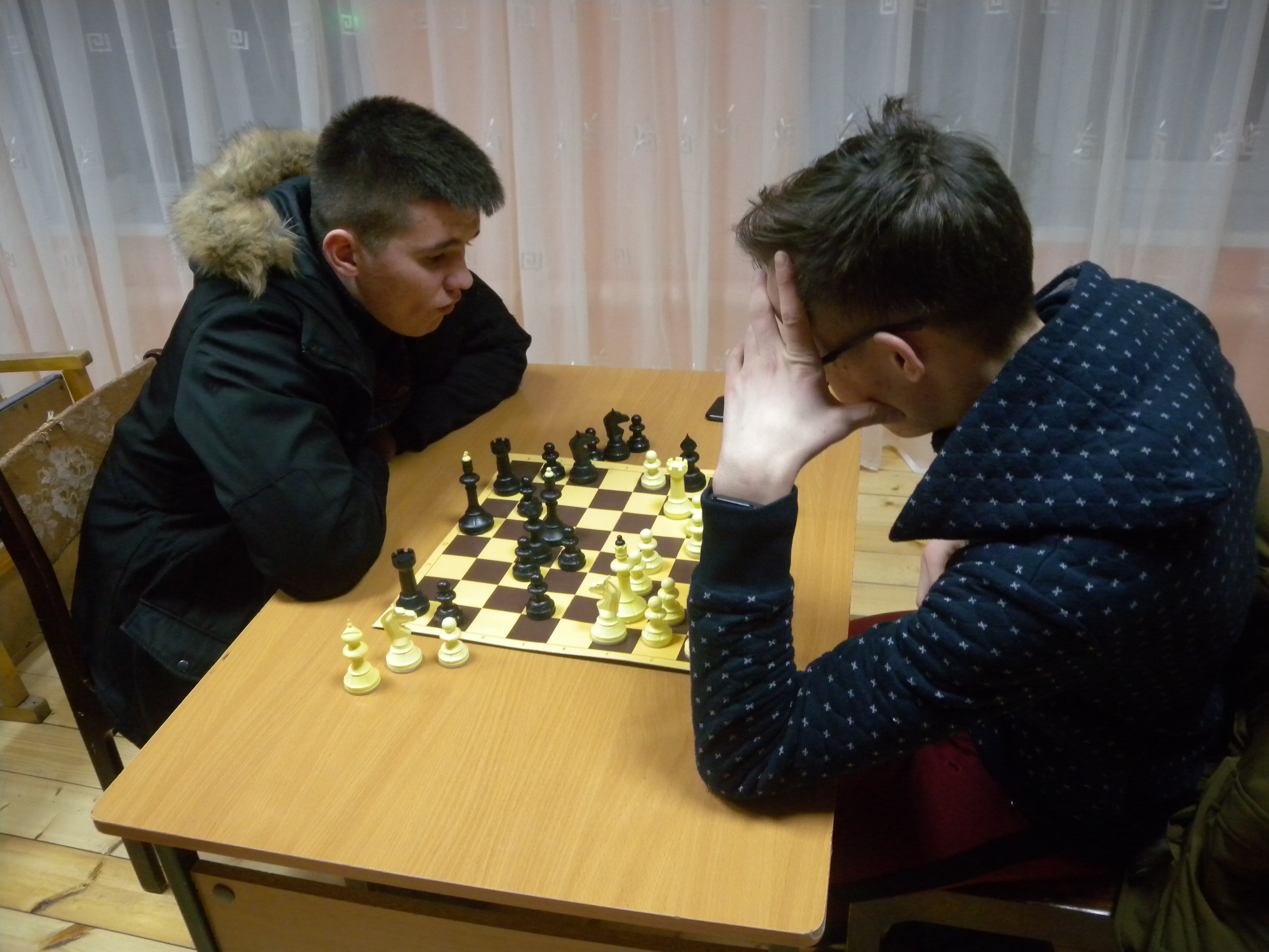 Николас с другом разыгрывают в шашки дырки Мери Соралис