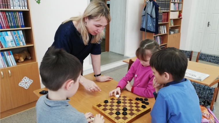 Заняте клуба "Шашки и шахматы" в Большесундырской библиотеке
