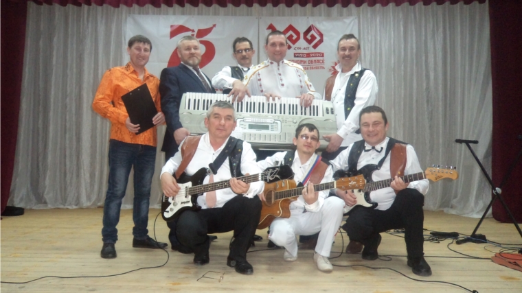 Артисты ВИА «Аса ил» в День защитника Отечества на сцене Малотуванского СК